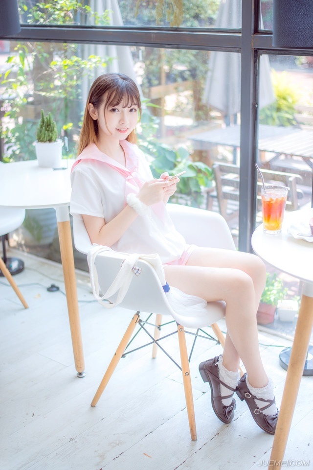 守一颗心，别像守一只猫。它冷了，来偎依你;它饿了，来叫你;它痒了，来摩你;它厌了，便偷偷地走掉。守一颗心，多么希望像守一只狗，不是你守它，而是它守你!